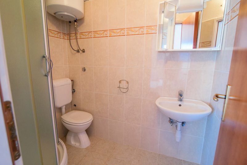 živogošće_blato_živogošće blato_zivogosce blato_vila filipovic_apartmani blato_smještaj živogošće_www.zivogosce-hr.com_ kupatilo