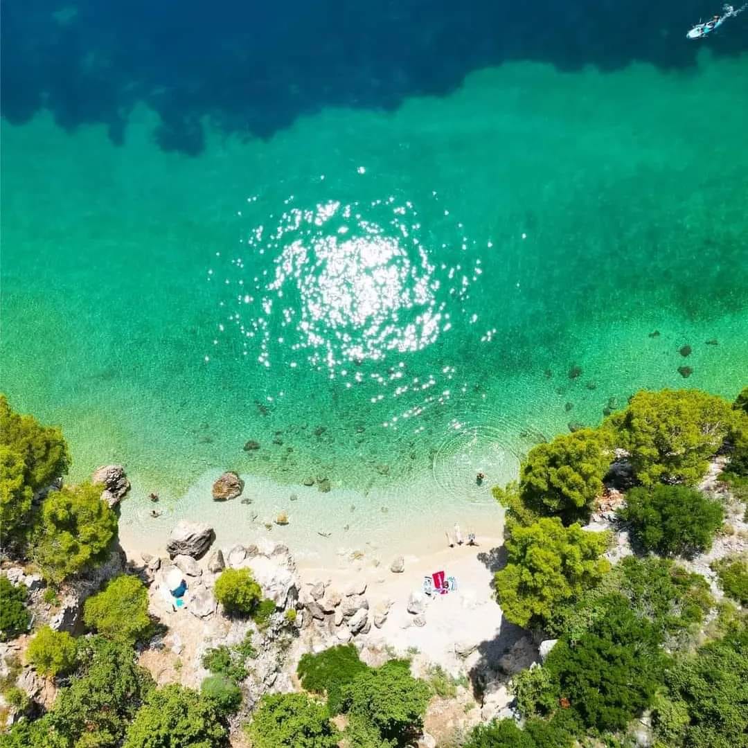 Apartmani u Živogošću na Makarskoj rivijeri – pregled smještaja, preporuke apartmana i savjeti za odmor uz kristalno čisto more.