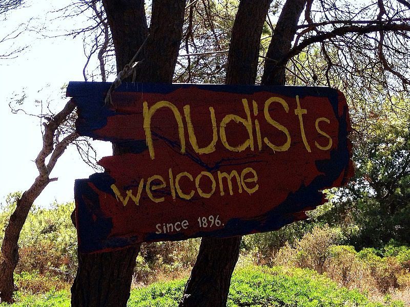 FKK plaže u Živogošću nude mir, privatnost i kristalno čisto more. Idealne su za naturiste koji žele uživati u prirodi Makarske rivijere.