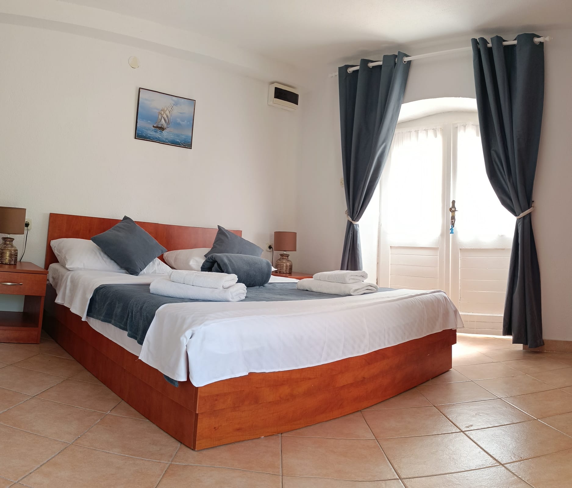 Uživajte u romantičnom odmoru u studio apartmanu za 2 osobe s pogledom na more. Mirna lokacija i blizina plaže.